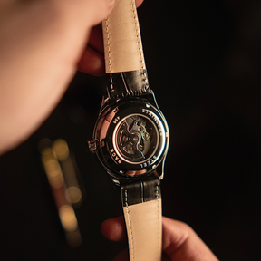 Relógio Aura Mônaco de Couro + Caixa Premium de Brinde