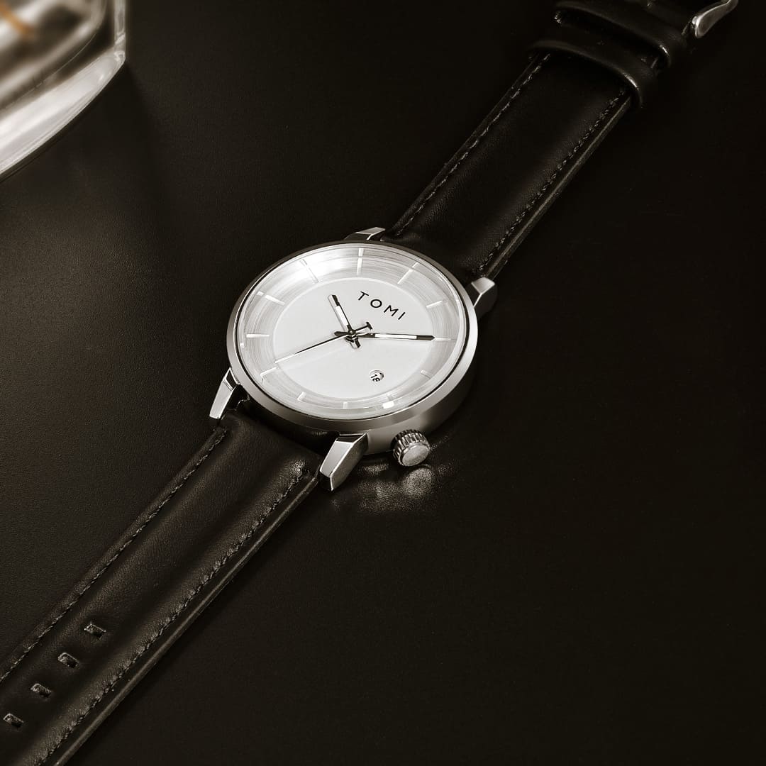 Relógio Aura Atlas de Couro + Caixa Premium de Brinde