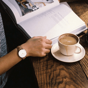 Relógio Aura Silk de Couro + Caixa Premium de Brinde