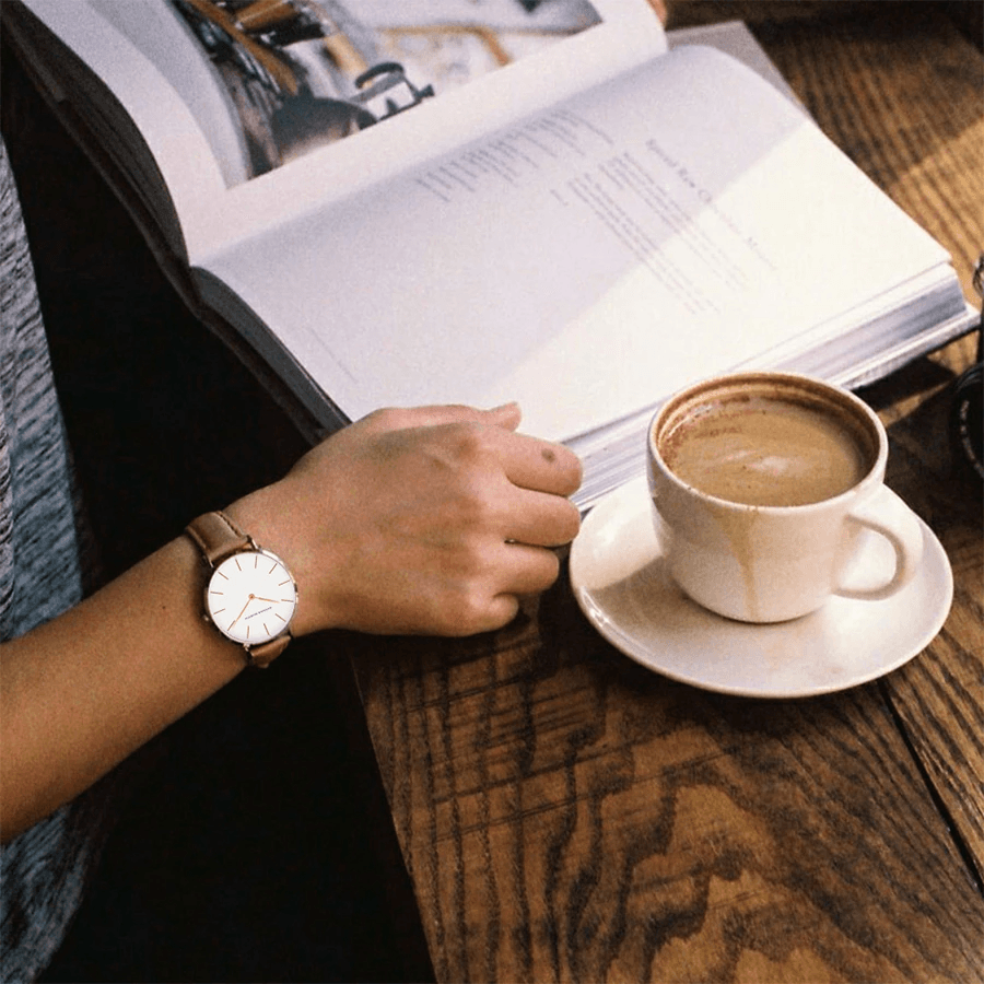 Relógio Aura Silk de Couro + Caixa Premium de Brinde